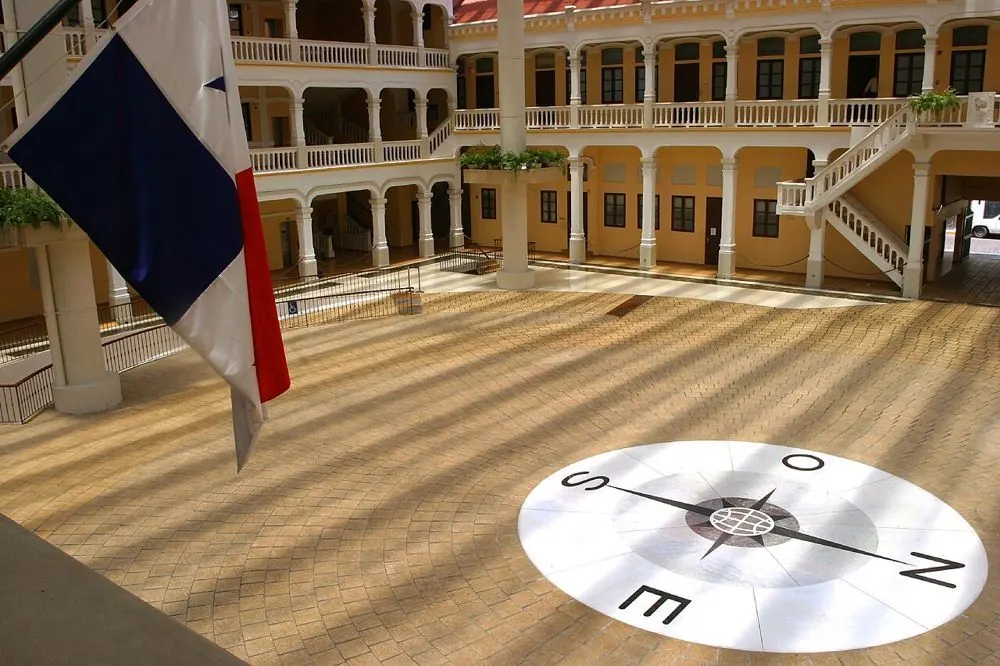 Patio interior del Palacio Bolívar con una rosa de los vientos dibujada en el piso y la bandera de Panamá