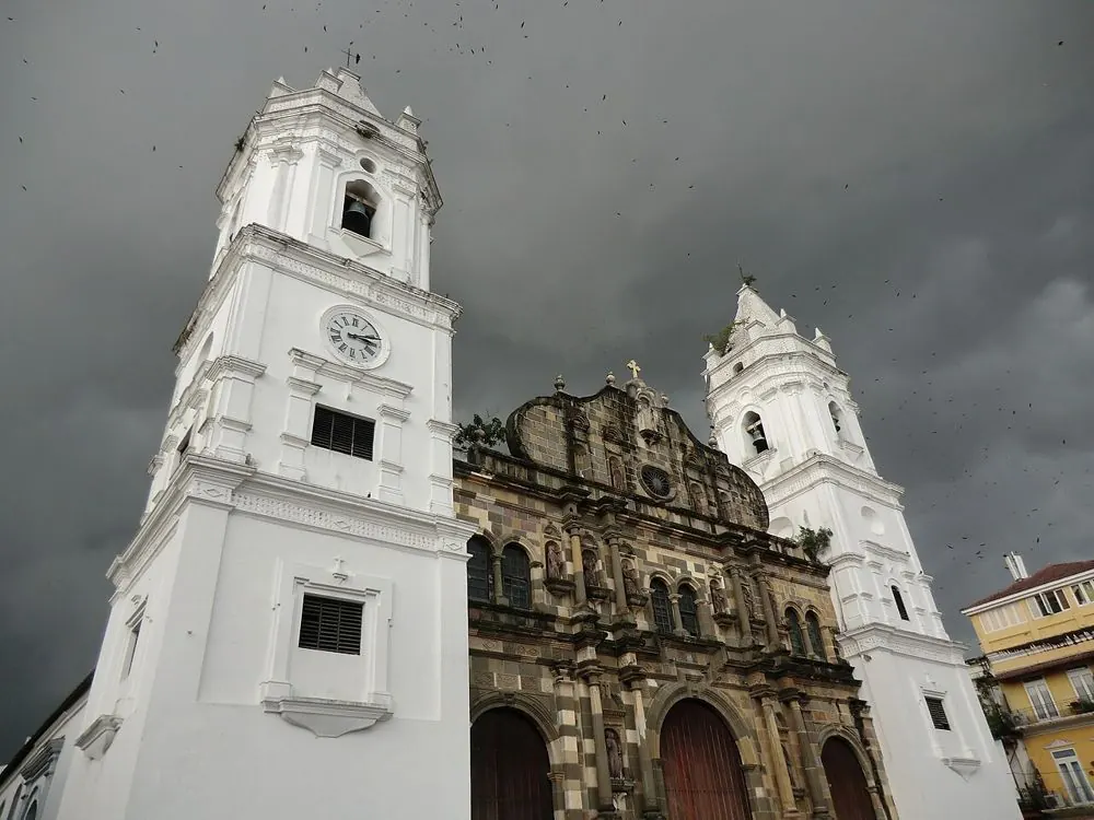 Las dos torres blancas de la Catedral Metropolitana de Panamá bajo un cielo nublado